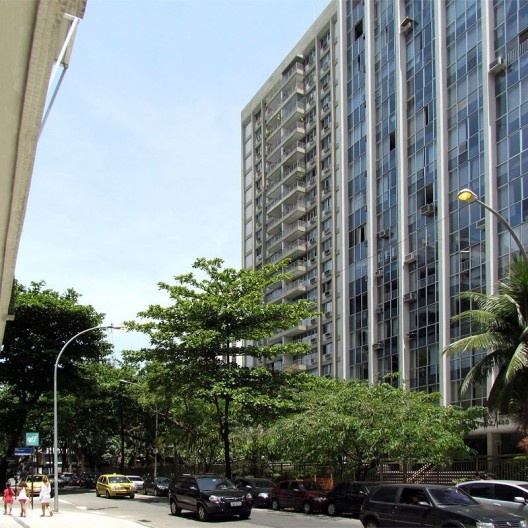Em primeiro plano, edifício residencial sem varandas, cortina de vidro, Rio de Janeiro, início da década de 1970<br />Foto Andréa Redondo 