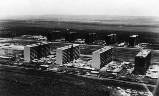 Edifícios dos Ministérios em construção. Foto Postal Colombo [Departamento de Patrimônio Histórico do Distrito Federal]