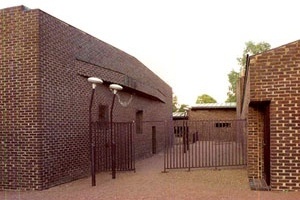 Sigürd Lewerentz, Igreja de São Pedro, Klippan, patio/rua interna<br />Foto de Fabio Galli  [Claes Dymling. Architect Sigurd Lewerentz, vol. I, p.169]