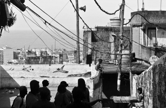 Ensaio fotográfico “Morro do Cantagalo”, por João Diniz, 2011. [divulgação]