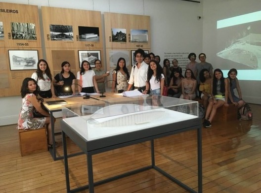 Estudantes de arquitetura da Universidade Católica de Quito, acompanhados das professoras Christine Van Sluys e Ana Maria Duran Calisto, visitando a exposição “Três Pavilhões de Sérgio Bernardes”, curadoria Abilio Guerra e Fausto Sombra, Centro Histórico <br />Foto Abilio Guerra 