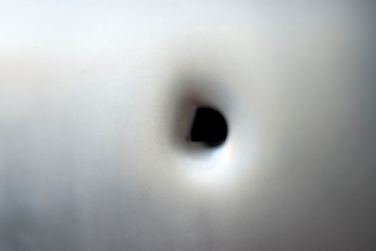 Clara Ianni, “Natureza Morta ou estudo para Ponto-de-fuga” (detalhe), metal com furos de balas: 35mm, 38 super, 40mm, 22mm, festim 4.5, calibre 12.42, 12SG, calibre 12.50AE, 2011<br />Foto divulgação  [Blog da artista]