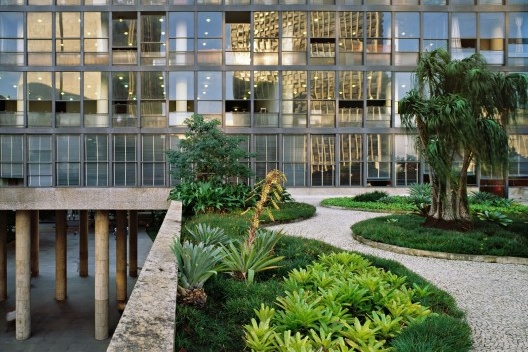 Ministério da Educação e Saúde, posteriormente Ministério da Educação e Cultura e atual Palácio Capanema, Rio de Janeiro RJ Brasil, 1936-1945. Arquitetos Lúcio Costa, Oscar Niemeyer, Affonso Eduardo Reidy, Jorge Moreira, Carlos Leão e Ernani Vasconcellos<br />Foto/Photo Nelson Kon 