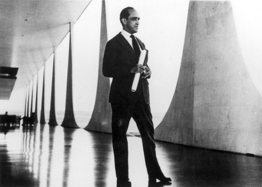Oscar Niemeyer na varanda do Palácio do Alvorada, Brasília, 1956<br />Foto M. M. Fontenelle  [Acervo DPHA-DF]