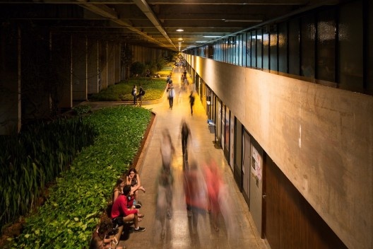 Instituto Central de Ciências da Universidade de Brasília, Brasília DF Brasil, 1971. Arquiteto Oscar Niemeyer<br />Foto Joana França, 2014 