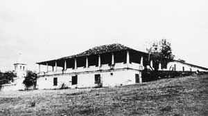A célebre sede da Fazenda do Colubandê, em São Gonçalo, Rio de Janeiro, com o alpendre periférico de colunas toscanas [MONTEZUMA, Roberto (org.). Arquitetura Brasil 500 anos. Recife, UFPE, 2002, p. 82]