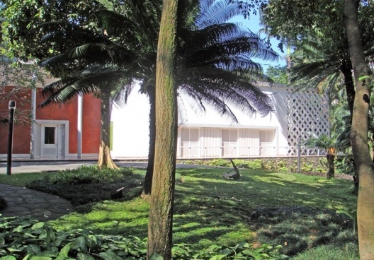 Fachada principal e jardim<br />Foto Renata Reinhoefer França 