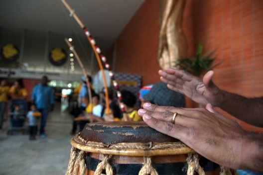 Apresentação da Orquestra de Berimbaus, do Grupo Nzinga de Capoeira Angola, VIII Festival Latinidades<br />Foto Marcello Casal Jr  [Agência Brasil]
