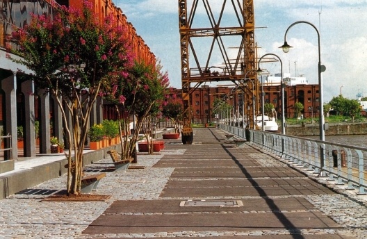 Figura 2 – Detalhe do passeio junto aos diques e os armazéns portuários reciclados em Puerto Madero, Buenos Aires [In Abitare  342, julho/agosto 1995]