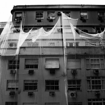 Véus. Exposição de fotografias de Thales Leite
