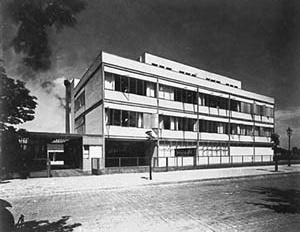 Figura 05 – Fábrica de Borrachas e Preservativos Fromms Act, Berlim-Friedrichshagen. Arquitetos Korn & Weitzmann, 1929 [www.rz.uni-karlsruhe.de]