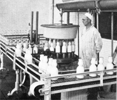 Processo de beneficiamento do leite: acondicionamento do leite em garrafas de vidro [SAVAGE, 1933]