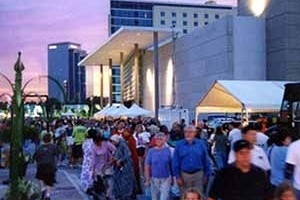 Praça e teatro em um dia de feira<br />Foto de Charles Davis Smith, AIA 