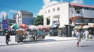 Primeiro módulo de um equipamento urbano (Calçadão dos Mascates) edificado no centro do Recife (1994) para atender ao comerciante informal, em local de grande fluxo de pedestres. <br />fotografia de Ana Maria da Costa (2003)  [Pesquisa direta]
