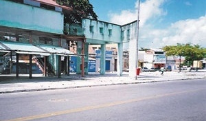 Segunda parte do mesmo equipamento urbano (Calçadão dos Mascates), agora, em local pouco movimentado. Este último módulo é quase totalmente abandonado. <br />fotografia de Ana Maria da Costa (2003)  [Pesquisa direta]