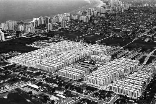 Conjunto habitacional da Ponta da Praia, Santos. Arquiteto Oswaldo Corrêa Gonçalves<br />Foto divulgação 