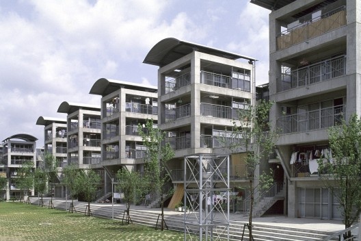 Conjunto habitacional Hotakubo, Kumamoto, Japão, 1991. Arquiteto Riken Yamamoto<br />Foto cortesia Tomio Ohashi  [Pritzker Prize]