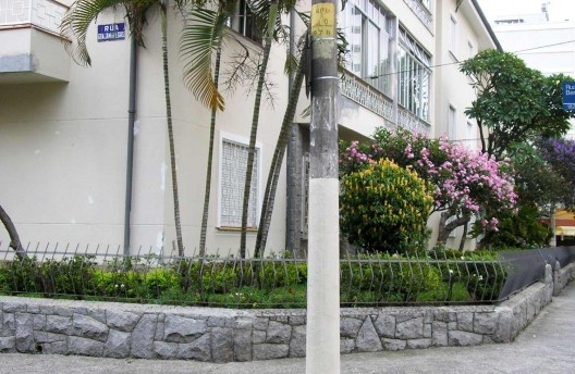 Rua Simão Alvares com Rua Benjamin Egas. Calçada arborizada e recuo frontal generoso<br />Foto Abilio Guerra 