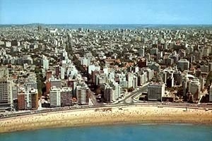 Postal 1998. Vista da dos novos territórios urbanos ocupados a partir de 1930, a sudeste da cidade: Pocitos