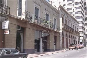 Fachadas na calle Juan Carlos Gómez. Reabilitação Paseo de la Matriz. Arqs. G. Hugues Alvarez, E. Benech, T. Sprechmann. 1989-1990
