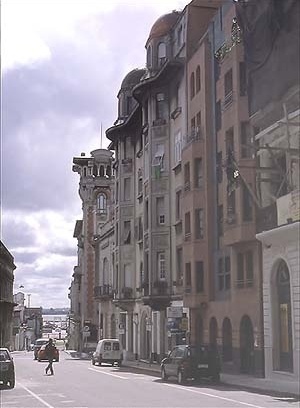 Fachadas na calle Bartolomé Mitre. Obra nova: Edifício Callejón Mitre. Arqs. P. Glikberg e E. Besuviesky. 1989-1990