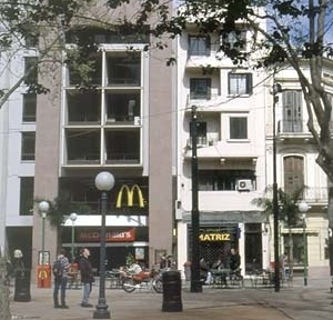 Fachada na Peatonal Plaza Matriz. Obra nova: MacDonald’s. Arqs. C. Pintos, A. Silva Montero, A. Valenti. 1993-1994. Edifício Art Déco (1935 aprox.) e edifício 1860 na esquina (café Pedemonte)