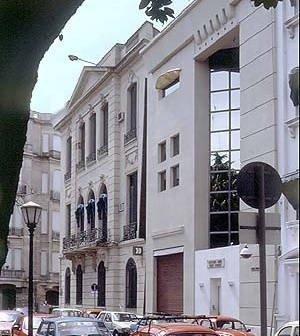 Obra nova. Ampliação Discount Bank na praça Zabala. Arqs. A. Graetz, R. Moraes. 1993