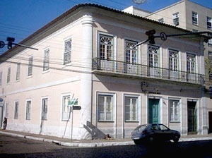 Dois exemplos de edificações que eram originalmente casas coloniais e sofreram reformas para se adaptarem às tendências arquitetônicas em vigor
