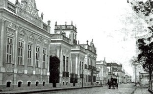 Casas da elite dos charqueadores pelotenses, localizadas ao redor da Praça Coronel Pedro Osório, em finais do século XIX. Todas construídas pelo arquiteto italiano José Izella