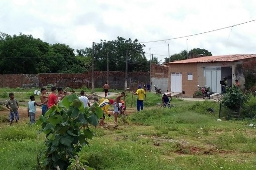 Grupo das pessoas encarregadas de realizar a limpeza na Comunidade Alto da Torre<br />Foto Simone Costa 
