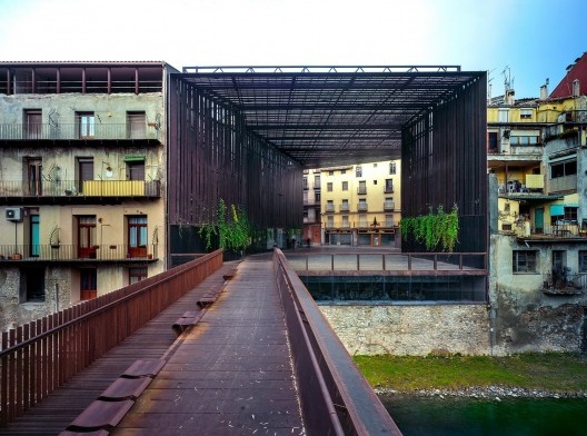 La Lira Theater Public Open Space, 2011, Ripoll, Girona, Spain, en collaboration con J. Puigcorbé<br />Fotografía Hisao Suzuki  [Website Pritzker Prize]