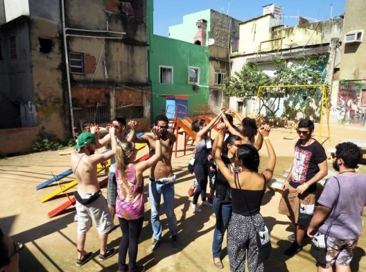 Atividade Jana Cabana, prática pedagógica educativa onde uns estudantes fingiam ser casa e outros morador e ao final debate-se o déficit habitacional e espaço urbano. Encontro Nacional de Estudantes de Arquitetura e Urbanismo – ENEA Rio 2015<br />Foto divulgação 
