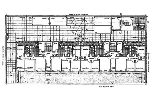 Planta pavimento térreo. Notar as entradas de cada edifício e simetria entre os apartamentos. No páteo a edícula e garagem apenas para quatro automóveis. Projeto aprovado, 1955 [DPH - Departamento de Patrimônio Histórico]