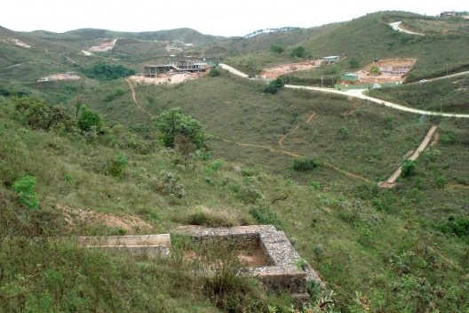 Rampas dissipadoras no Vale dos Cristais, Nova Lima, Belo Horizonte. Diminuem a velocidade da água e de detritos<br />Foto Marco Antonio Souza Borges Netto 