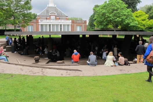 O pavilhão na frente da Serpentine Gallery <br />foto Roberto Segre 