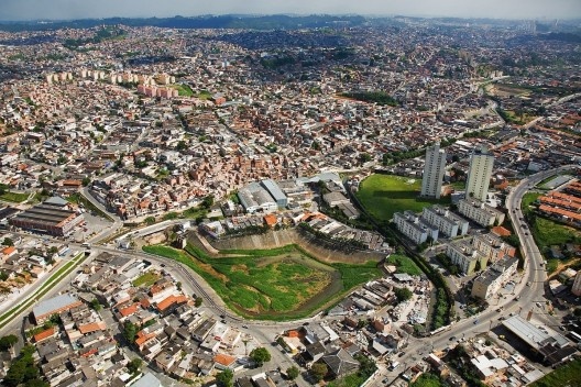 Expansão urbana e piscinão, São Paulo<br />Foto Nelson Kon 