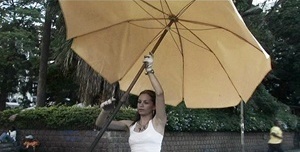 Débora segurando o guarda-sol