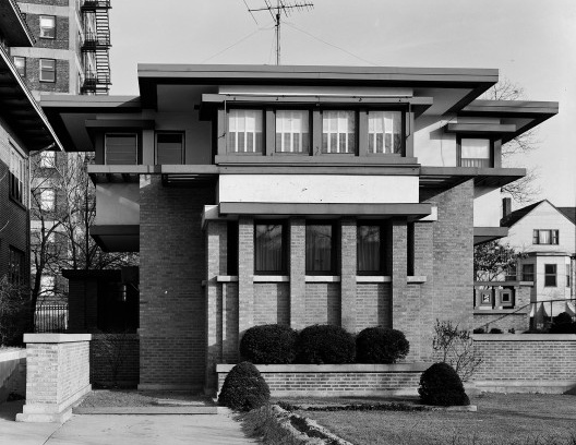 Emil Bach House, elevação occidental, North Sheridan Road, Chicago, Estados Unidos, 1915. Arquiteto Frank Lloyd Wright<br />Foto Richard Nickel, jul. 1967  [Library of Congress / U.S. Government]