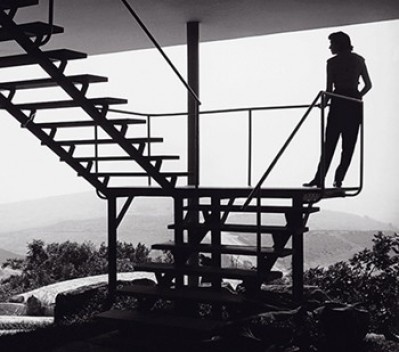Lina Bo Bardi na escada da Casa de Vidro<br />Foto Chico Albuquerque 