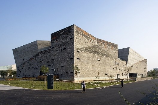 Museu de História de Ningbo, Ningbo, China, 2003-2008. Arquiteto Wang Shu<br />Foto Lv Hengzhong  [Pritzker Prize]