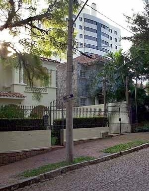 Perda da configuração espacial da rua, que é invadida visualmente por edifícios de outras ruas. Início do caos urbano, perda das referências de localização