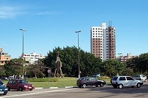 A questão da escala urbana. Este largo tem um monumento. Onde está o monumento (homenagem ao Papa)? / O edifício-monumento, que se impõe na paisagem, não é referência para nada. Ele nem se localiza neste largo. As referências urbanas estão banalizadas, pe