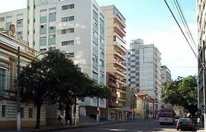 Avenida Independência, o endereço dos mais caros até os anos 70, já foi um cartão-postal da cidade. A soma das rupturas dos diversos planos diretores a deixou assim. Pode-se ver:
– recuo progressivo (decisão de demolir todo o casario antigo);
– edifício c