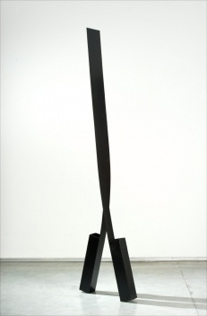 Passante, escultura em aço inox pintado, 220cm. José Resende [Paulo Darzé Galeria de Arte]