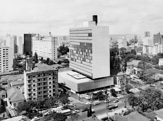 Banco Sul-Americano (atual Banco Itaú), São Paulo, 1960-1963. Arquitetos Rino Levi, Roberto Cerqueira César e Luiz Roberto Carvalho Franco<br />Foto divulgação  [Acervo digital Rino Levi]