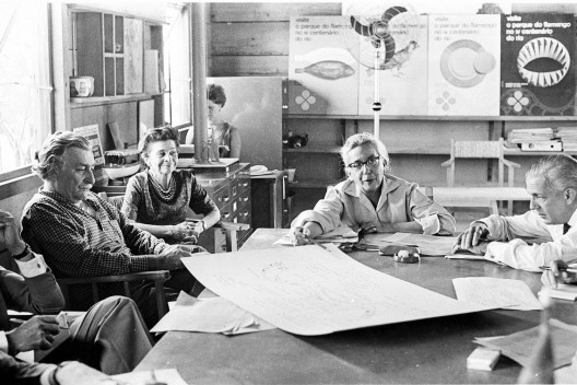 Grupo de trabalho no barracão, Lota de Macedo Soares, Burle Marx e outros
<br />Foto Alli  [CPDOC JB RJ]