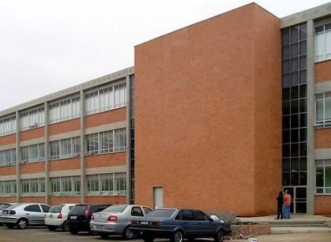 Fachada com painéis de GRC com plaquetas cerâmicas, Faculdade de Odontologia da Ulbra – Canoas