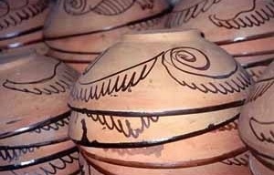 Cerâmicas da Feira de São Joaquim, Salvador, 2001. Não é foto de Pierre Verger, mas é a mesma manufatura por ele registrada<br />Foto do autor 