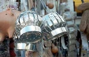 Defumador feito de lata de Nescau. Barraca de rua, Salvador, 2001<br />Foto do autor 
