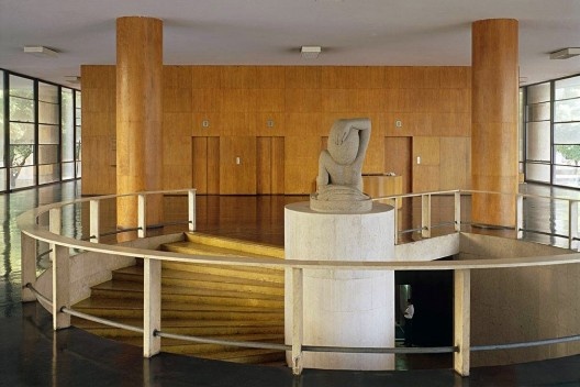 Ministério da Educação e Saúde, Rio de Janeiro RJ. Escadaria de acesso ao mezanino<br />Foto Nelson Kon 